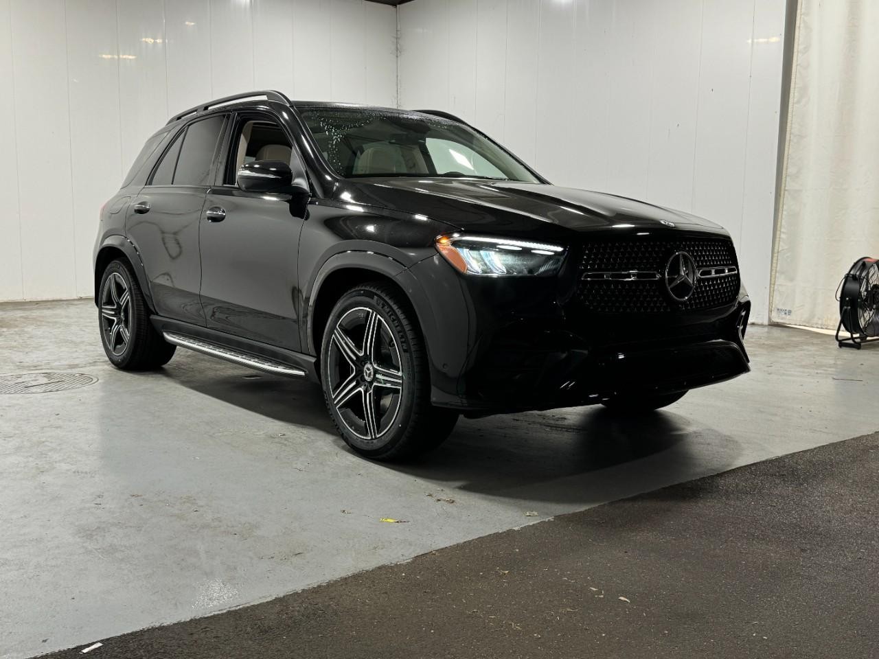 Mercedes-Benz GLE Vehicle Full-screen Gallery Image 6