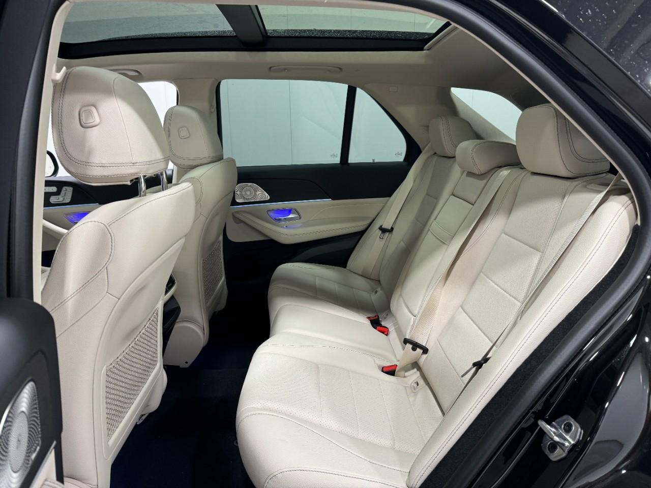 Mercedes-Benz GLE Vehicle Full-screen Gallery Image 8