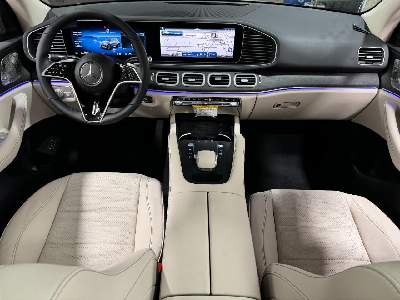 Mercedes-Benz GLE Vehicle Full-screen Gallery Image 12