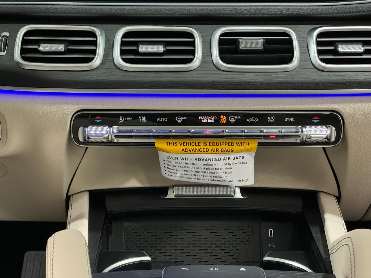 Mercedes-Benz GLE Vehicle Full-screen Gallery Image 15