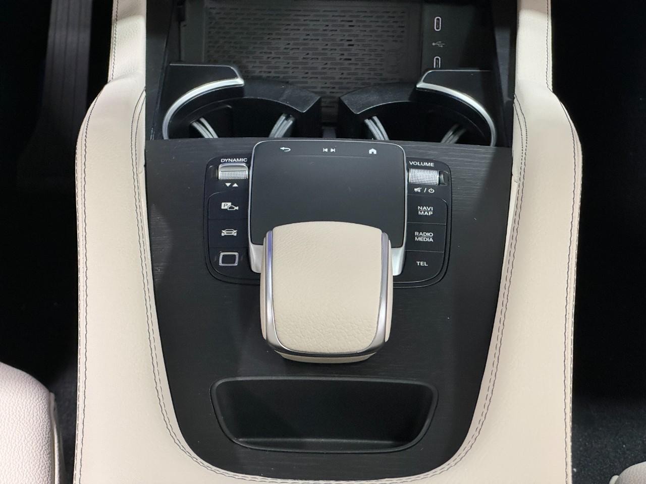 Mercedes-Benz GLE Vehicle Full-screen Gallery Image 16