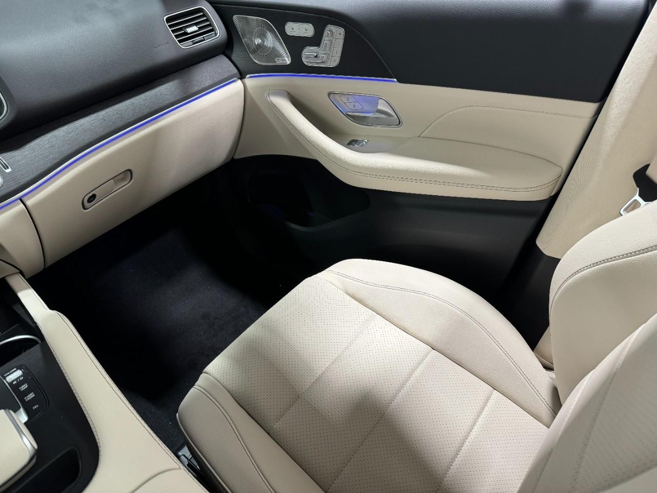 Mercedes-Benz GLE Vehicle Full-screen Gallery Image 17