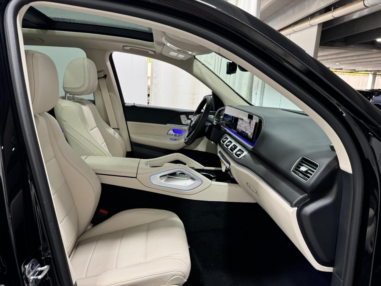 Mercedes-Benz GLE Vehicle Full-screen Gallery Image 18