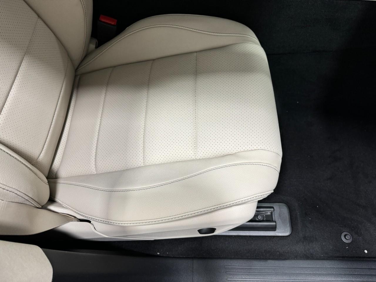 Mercedes-Benz GLE Vehicle Full-screen Gallery Image 19