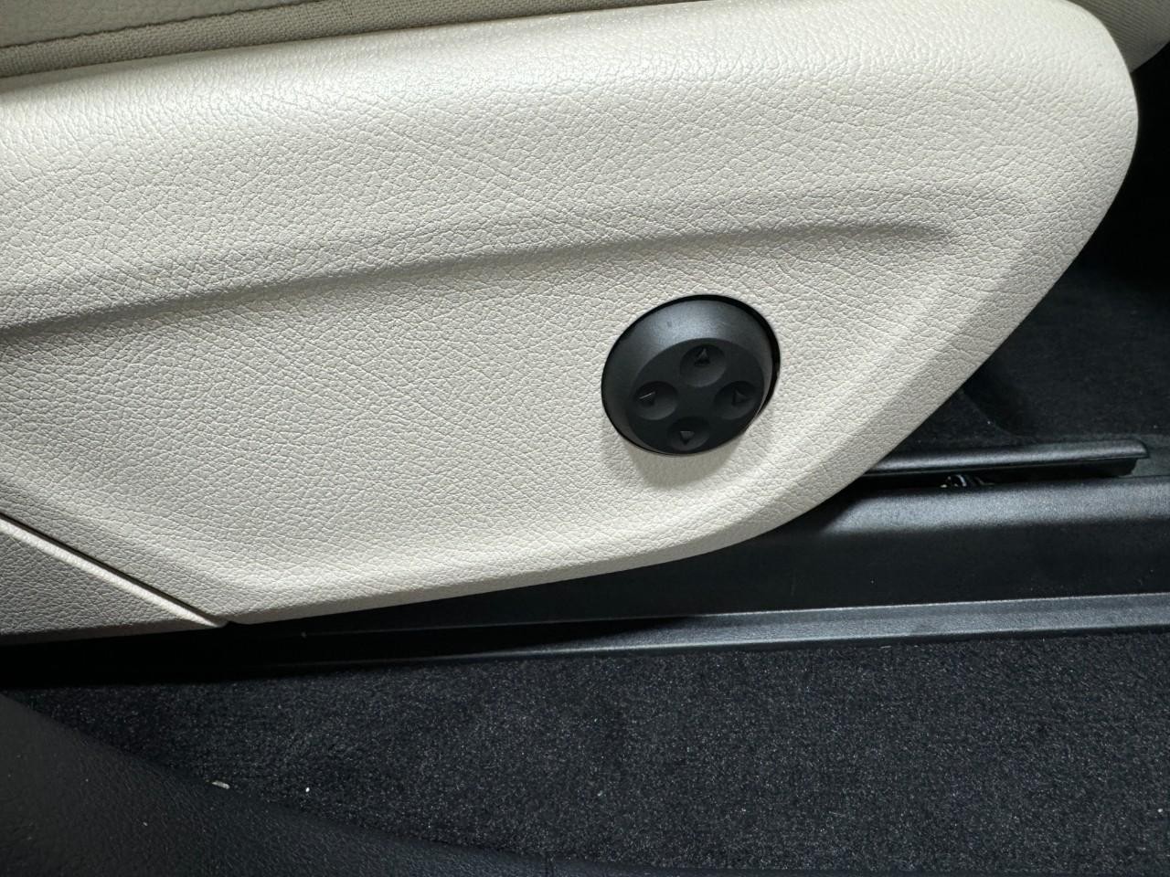 Mercedes-Benz GLE Vehicle Full-screen Gallery Image 20