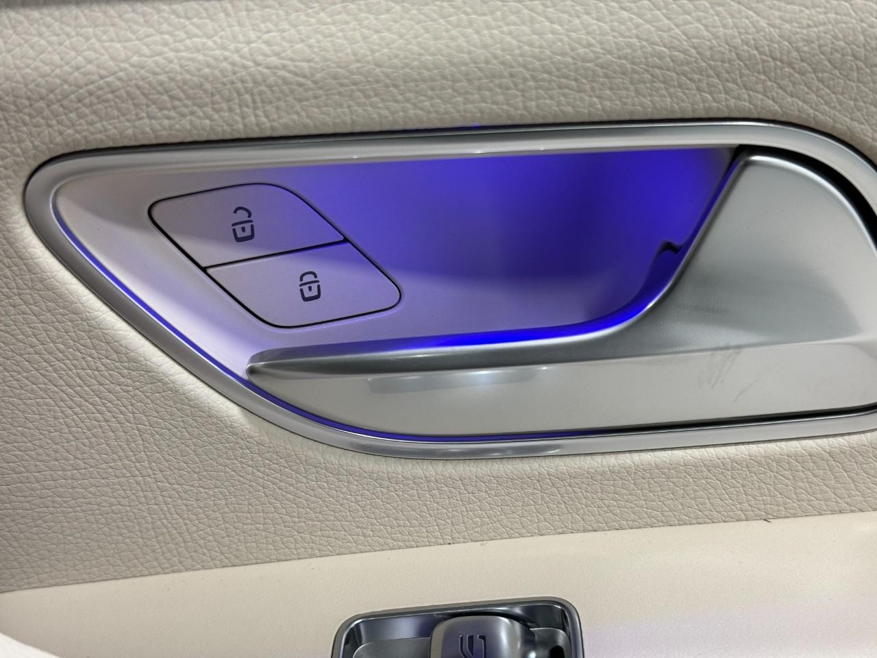 Mercedes-Benz GLE Vehicle Full-screen Gallery Image 22