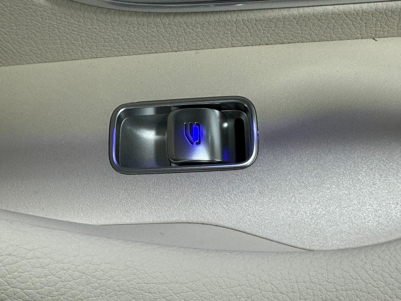 Mercedes-Benz GLE Vehicle Full-screen Gallery Image 23