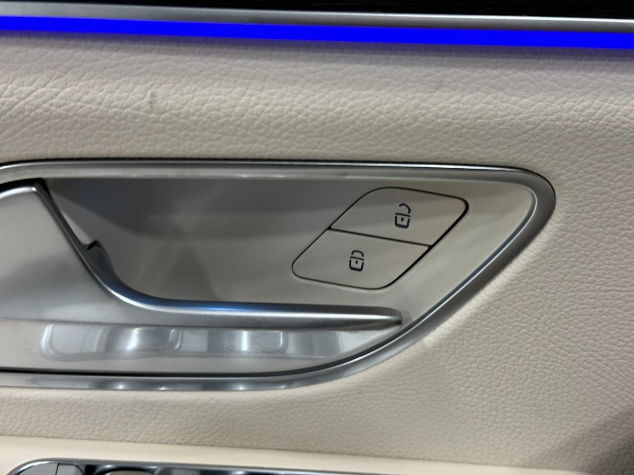 Mercedes-Benz GLE Vehicle Full-screen Gallery Image 26