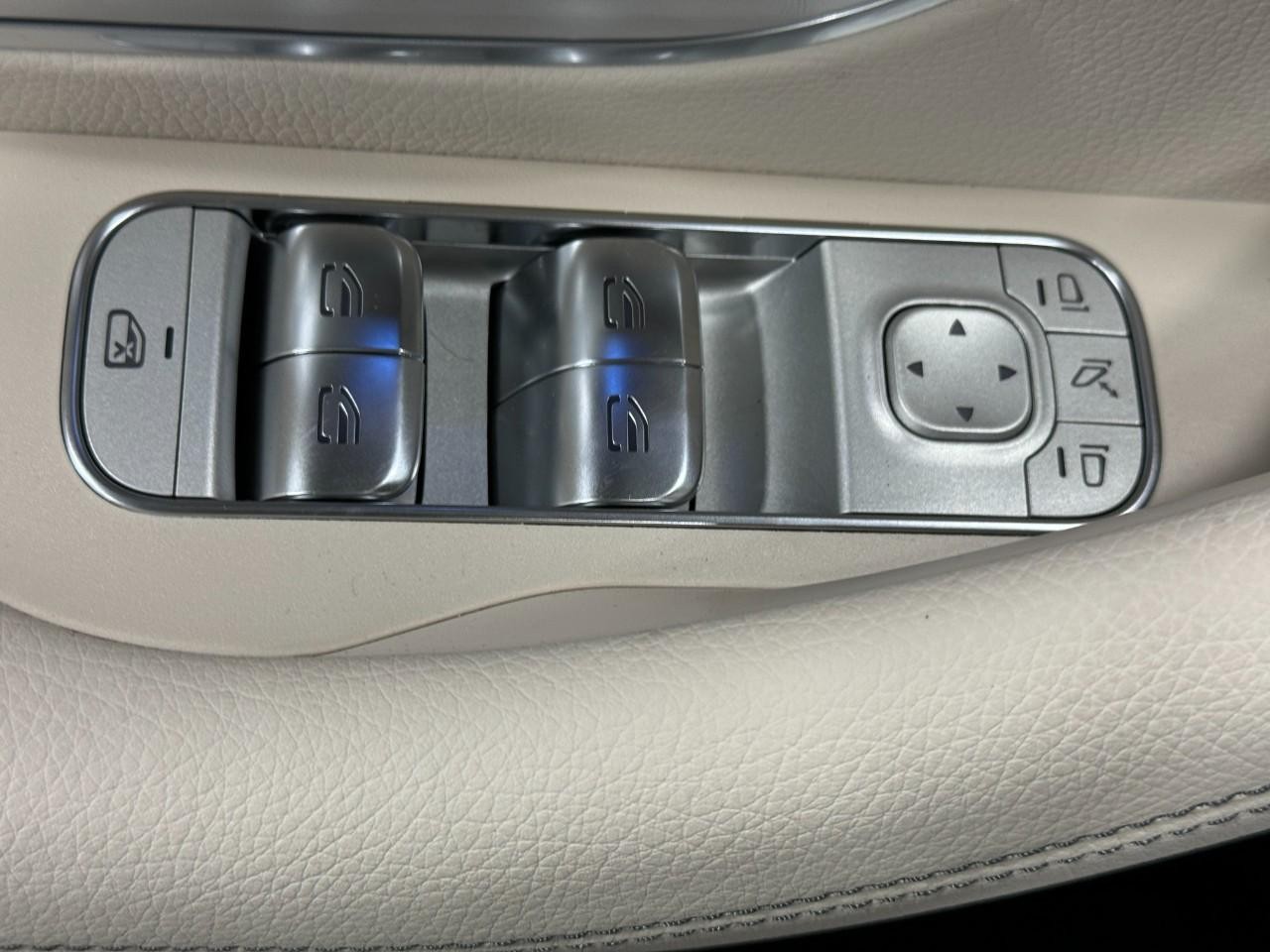 Mercedes-Benz GLE Vehicle Full-screen Gallery Image 27