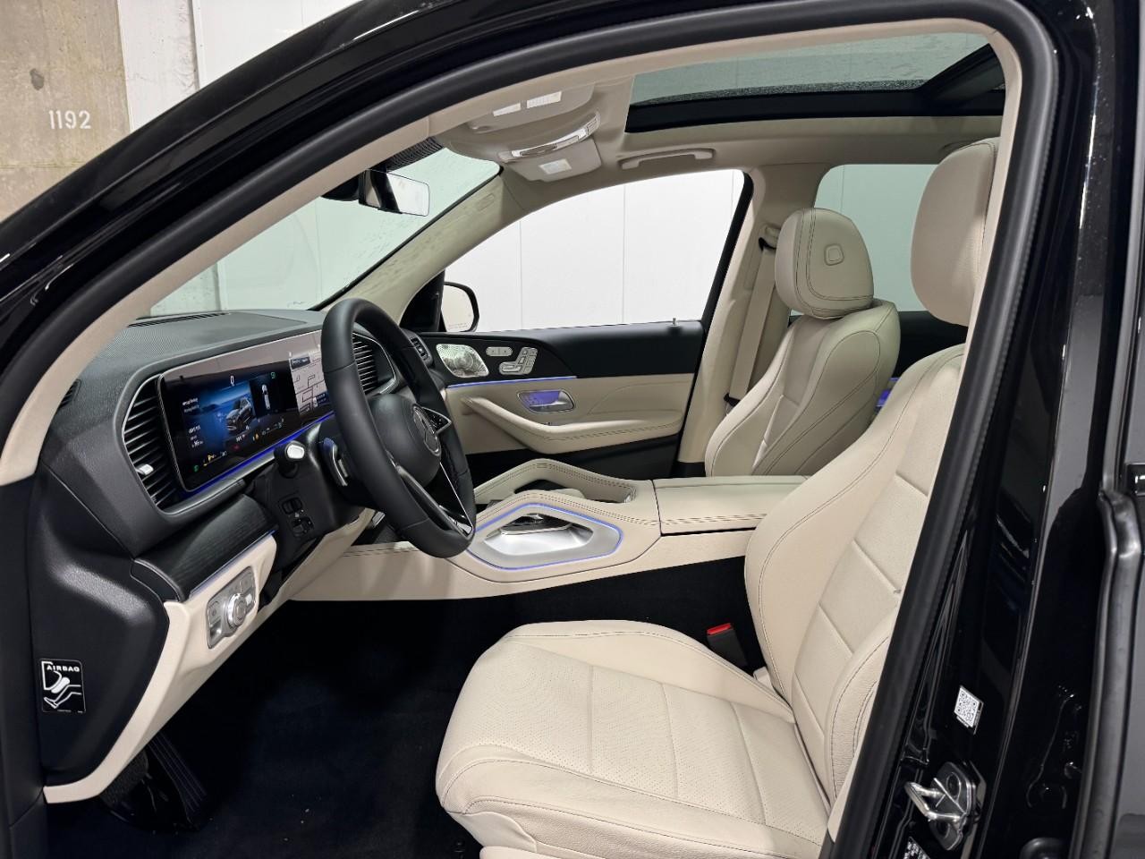 Mercedes-Benz GLE Vehicle Full-screen Gallery Image 29