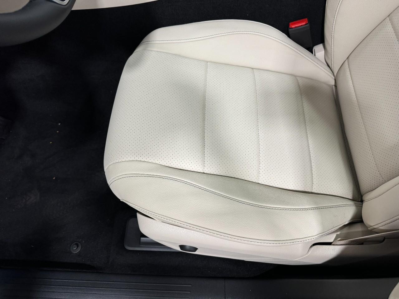 Mercedes-Benz GLE Vehicle Full-screen Gallery Image 30