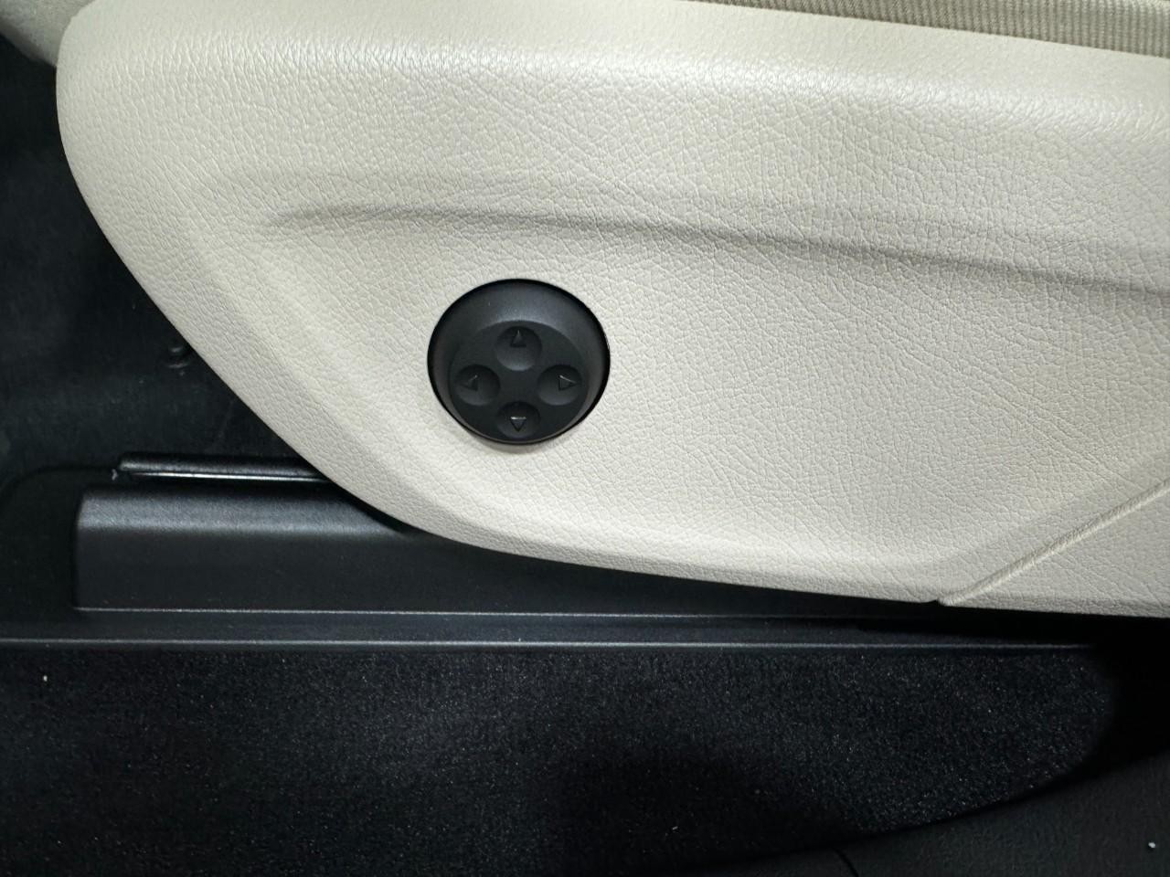 Mercedes-Benz GLE Vehicle Full-screen Gallery Image 31