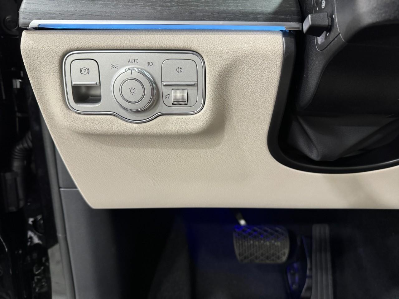 Mercedes-Benz GLE Vehicle Full-screen Gallery Image 32