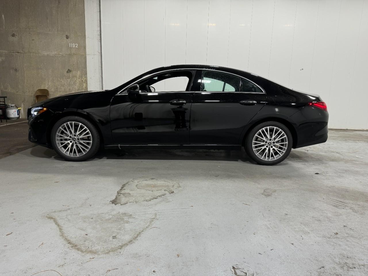 Mercedes-Benz CLA Vehicle Full-screen Gallery Image 2