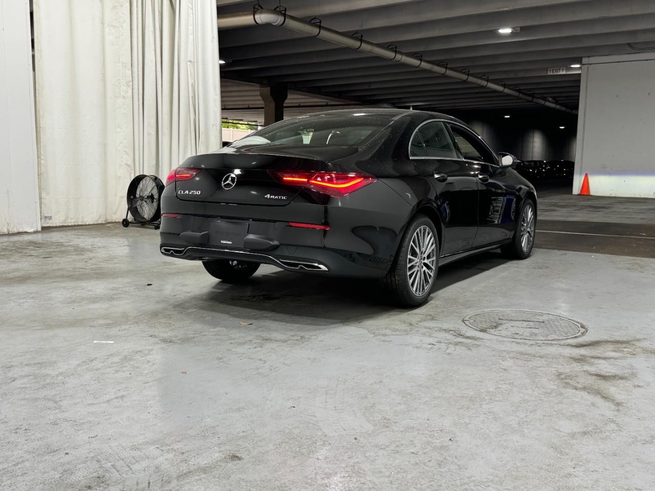 Mercedes-Benz CLA Vehicle Full-screen Gallery Image 4