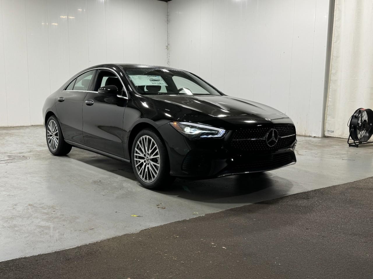 Mercedes-Benz CLA Vehicle Full-screen Gallery Image 6