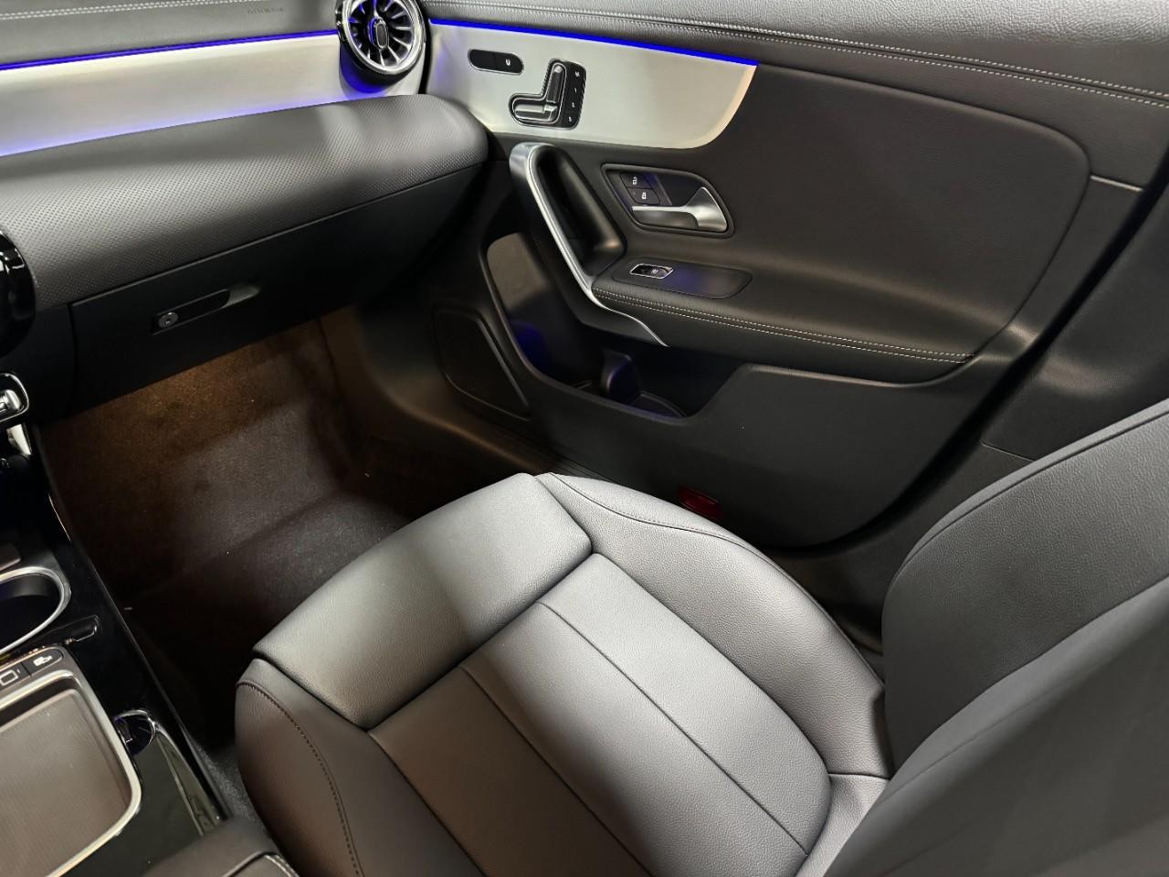 Mercedes-Benz CLA Vehicle Full-screen Gallery Image 17