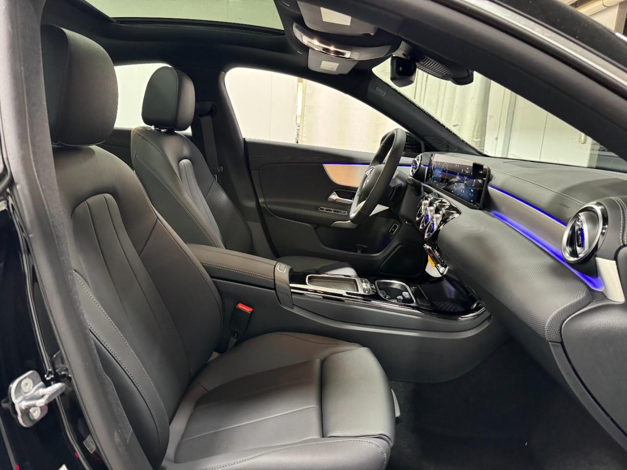 Mercedes-Benz CLA Vehicle Full-screen Gallery Image 18