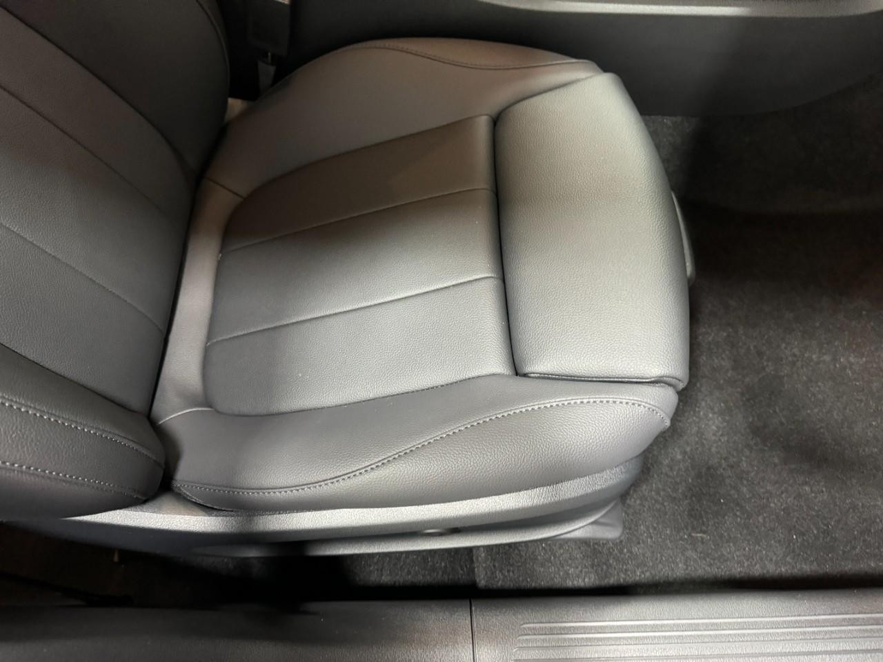 Mercedes-Benz CLA Vehicle Full-screen Gallery Image 19