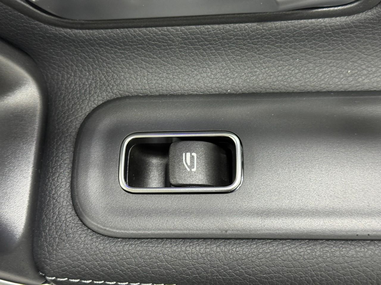 Mercedes-Benz CLA Vehicle Full-screen Gallery Image 23