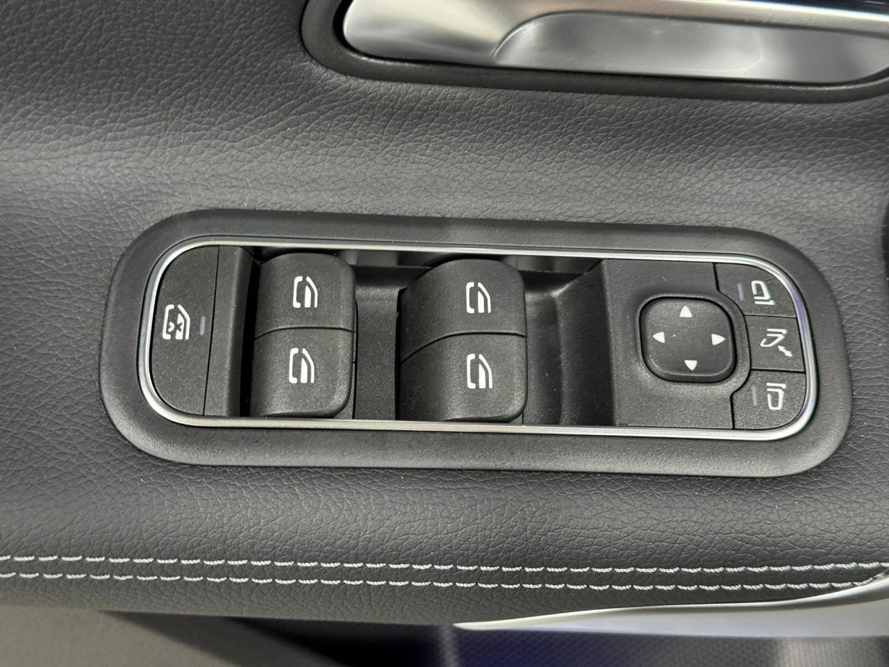 Mercedes-Benz CLA Vehicle Full-screen Gallery Image 26