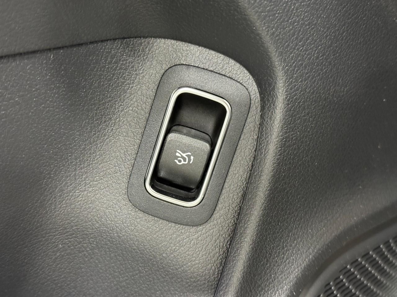 Mercedes-Benz CLA Vehicle Full-screen Gallery Image 27