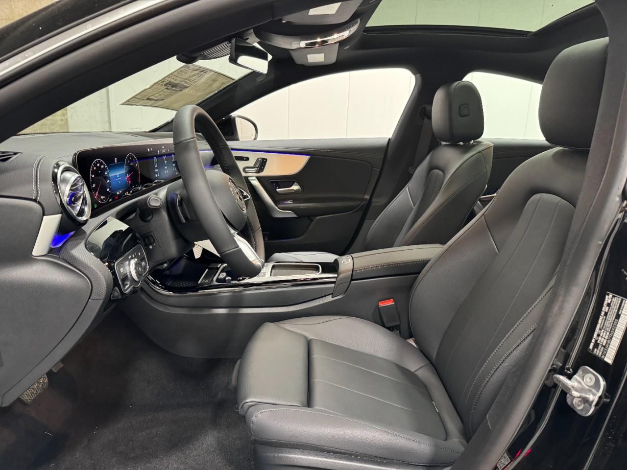 Mercedes-Benz CLA Vehicle Full-screen Gallery Image 28