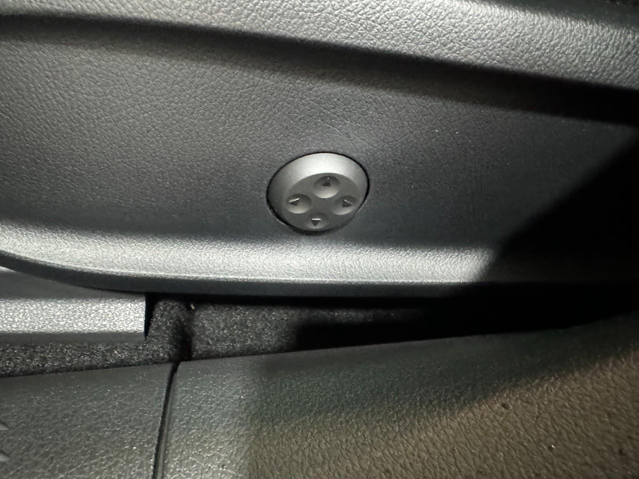 Mercedes-Benz CLA Vehicle Full-screen Gallery Image 30