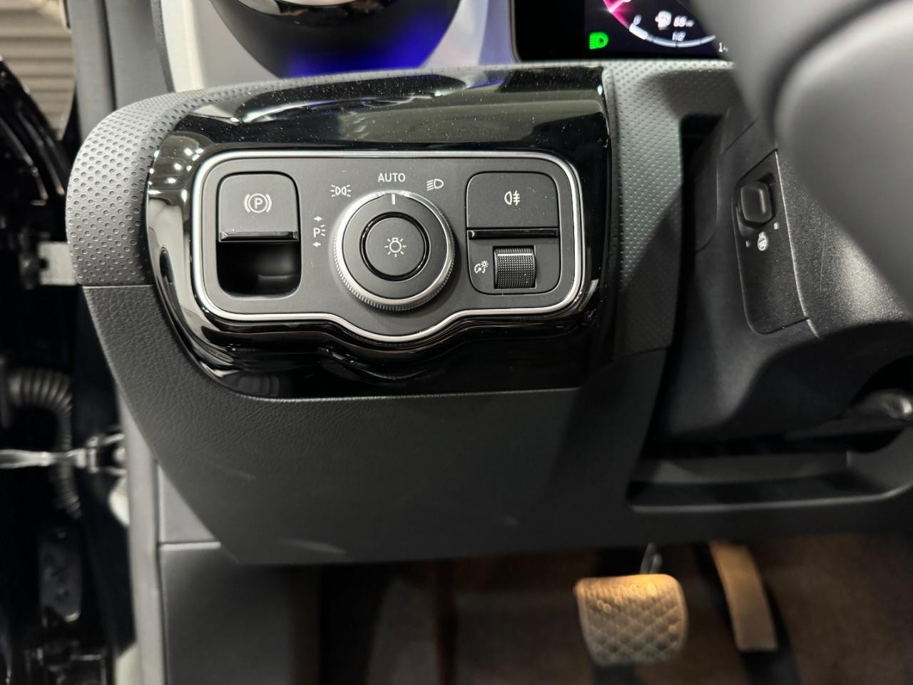 Mercedes-Benz CLA Vehicle Full-screen Gallery Image 31