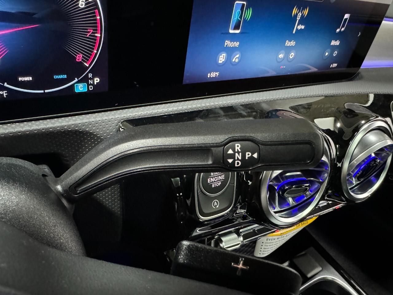 Mercedes-Benz CLA Vehicle Full-screen Gallery Image 35