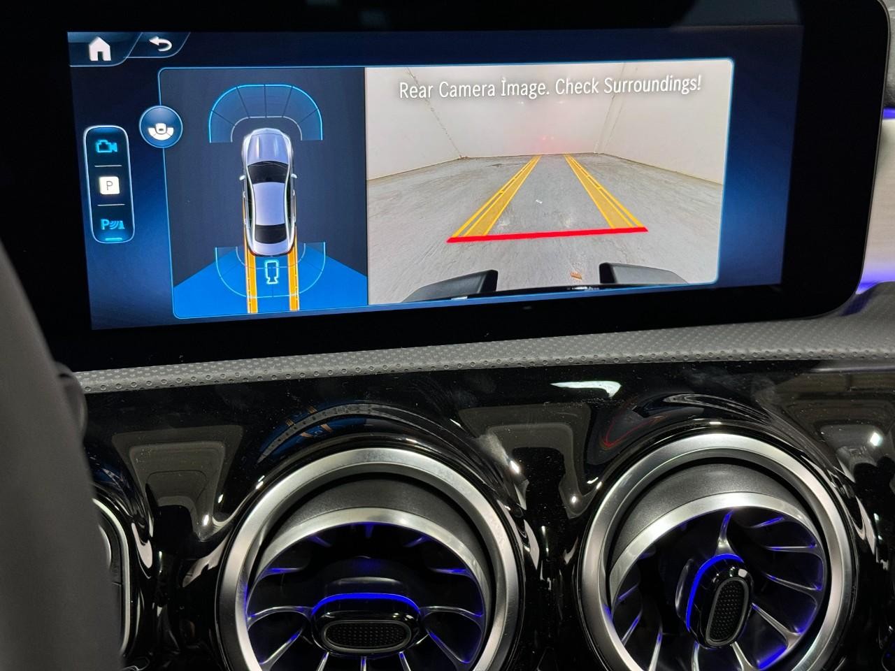 Mercedes-Benz CLA Vehicle Full-screen Gallery Image 36