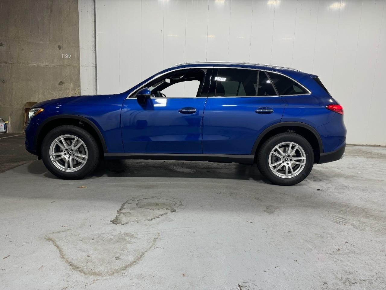 Mercedes-Benz GLC Vehicle Full-screen Gallery Image 2