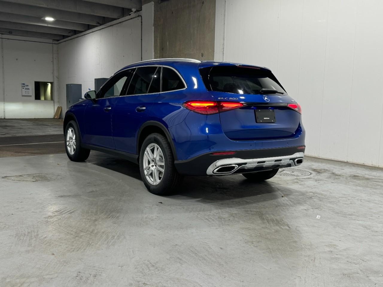 Mercedes-Benz GLC Vehicle Full-screen Gallery Image 3