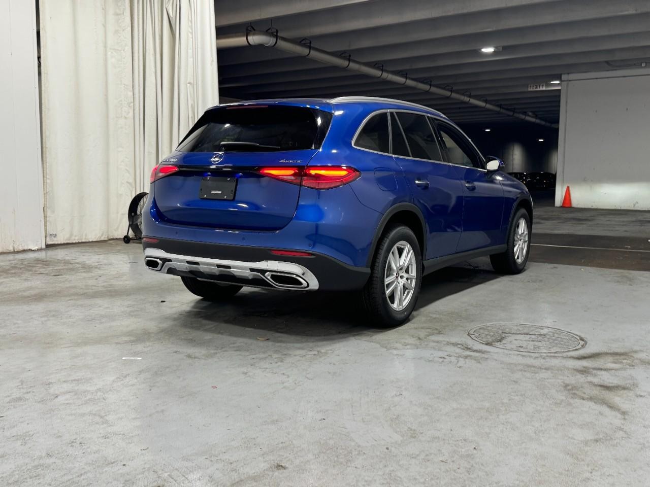 Mercedes-Benz GLC Vehicle Full-screen Gallery Image 4