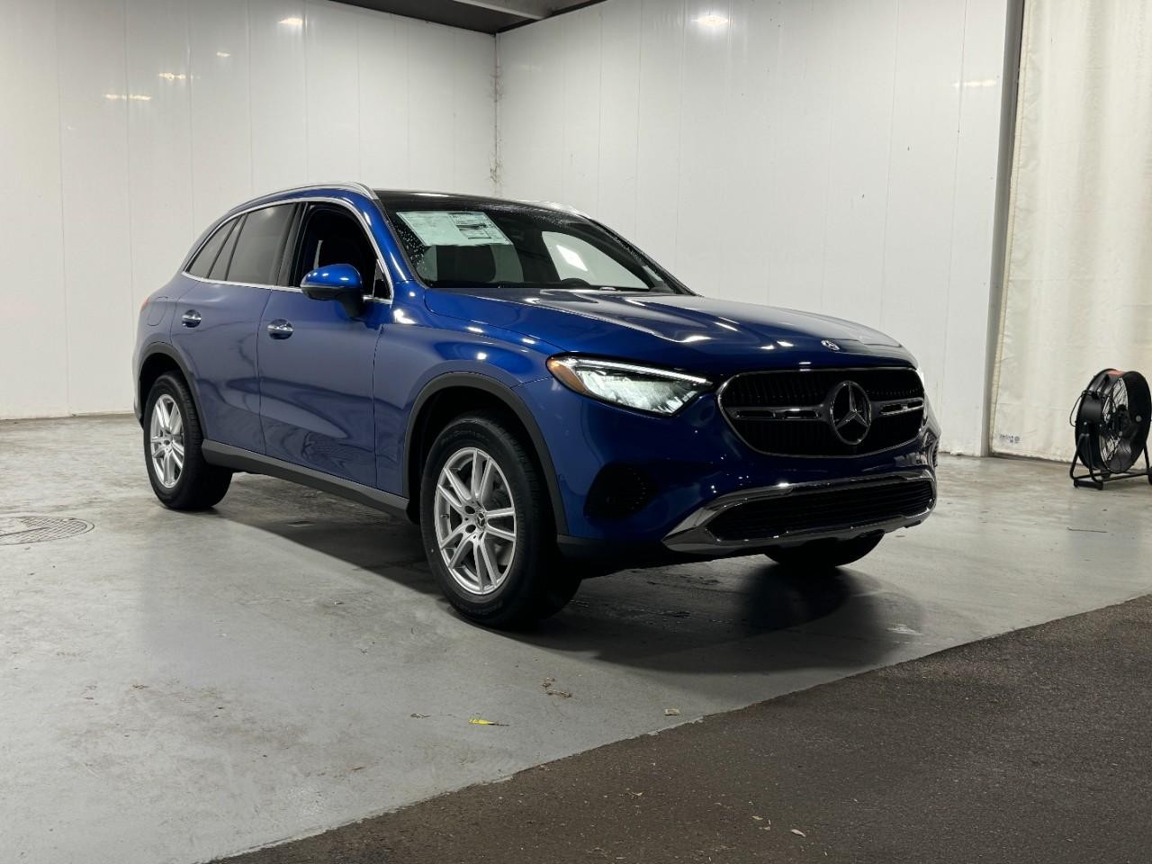 Mercedes-Benz GLC Vehicle Full-screen Gallery Image 6