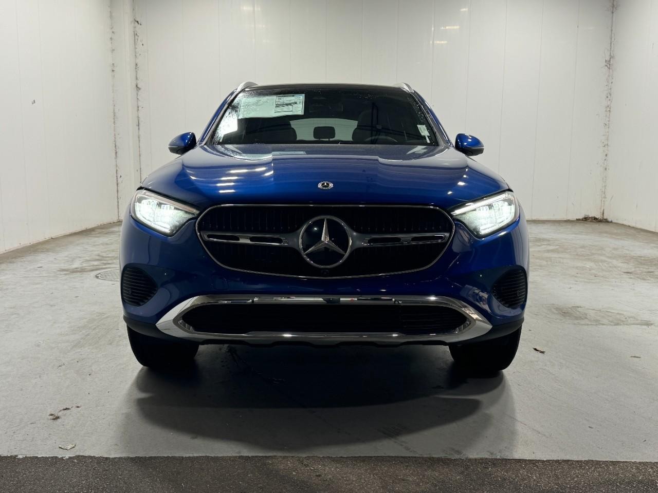 Mercedes-Benz GLC Vehicle Full-screen Gallery Image 7