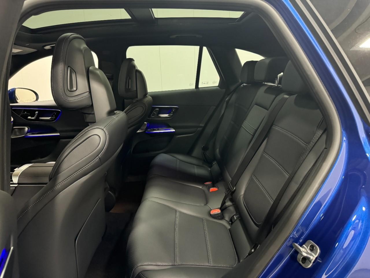 Mercedes-Benz GLC Vehicle Full-screen Gallery Image 8