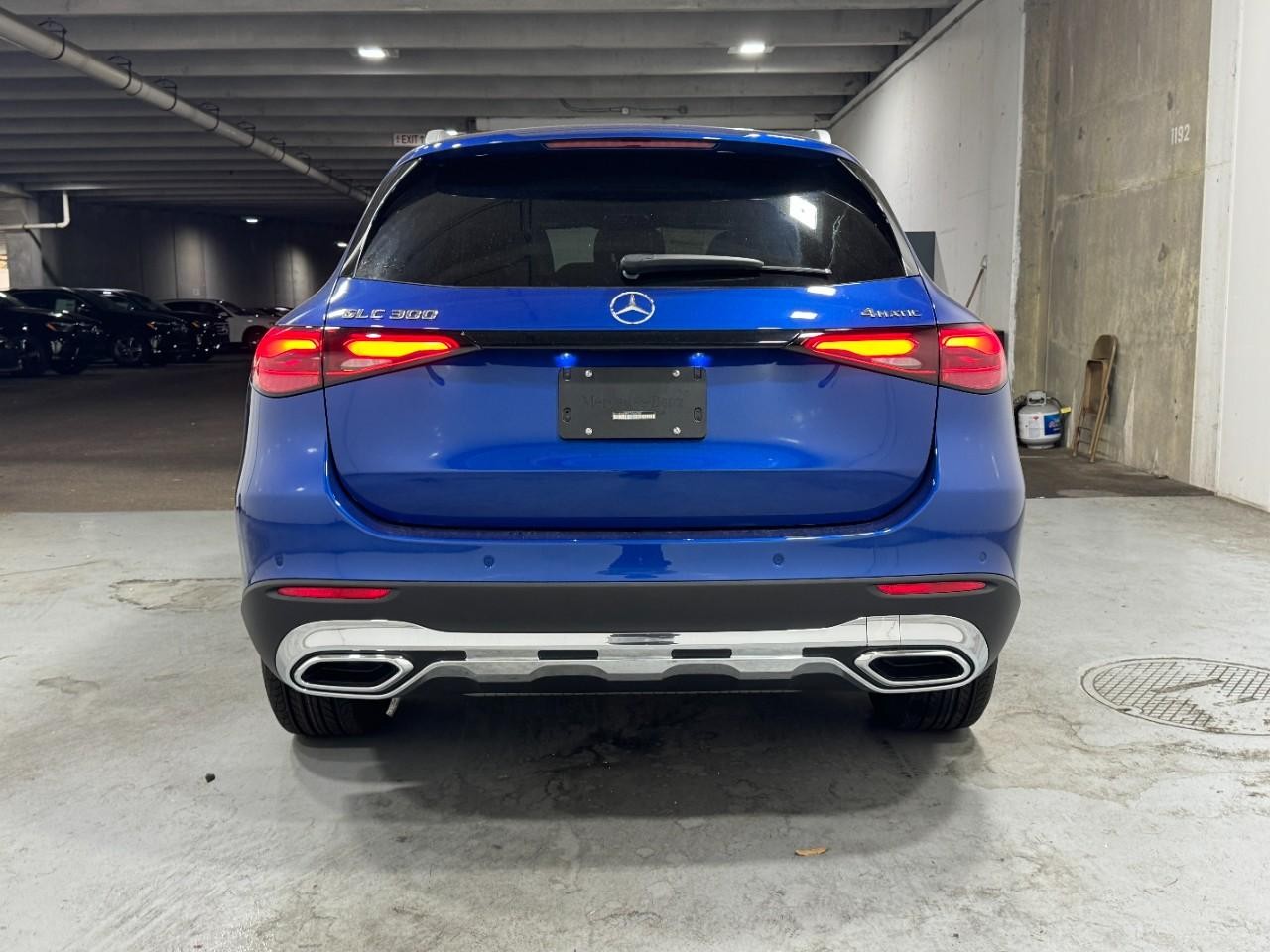 Mercedes-Benz GLC Vehicle Full-screen Gallery Image 9