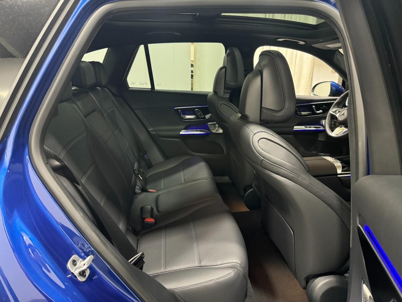 Mercedes-Benz GLC Vehicle Full-screen Gallery Image 10