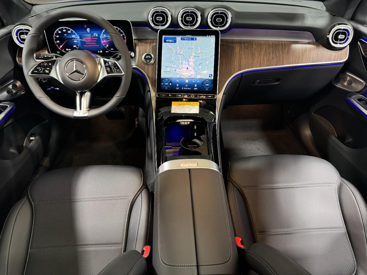 Mercedes-Benz GLC Vehicle Full-screen Gallery Image 12