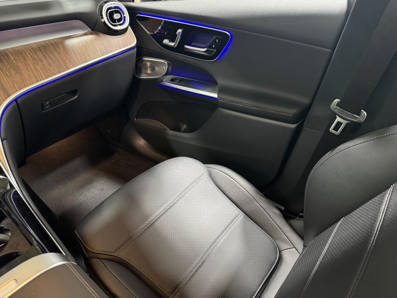 Mercedes-Benz GLC Vehicle Full-screen Gallery Image 16