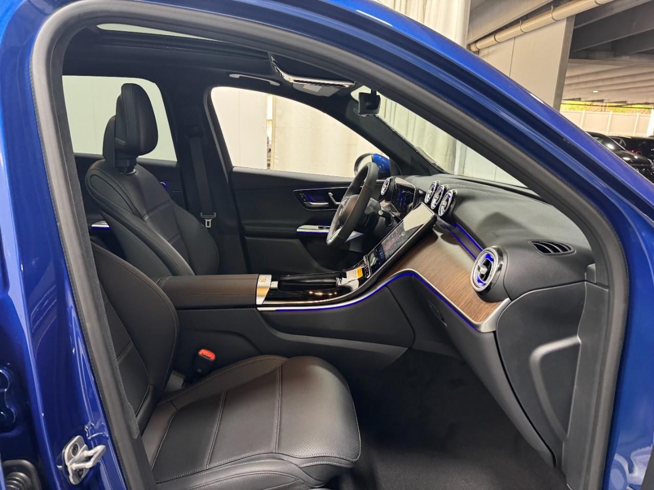 Mercedes-Benz GLC Vehicle Full-screen Gallery Image 17