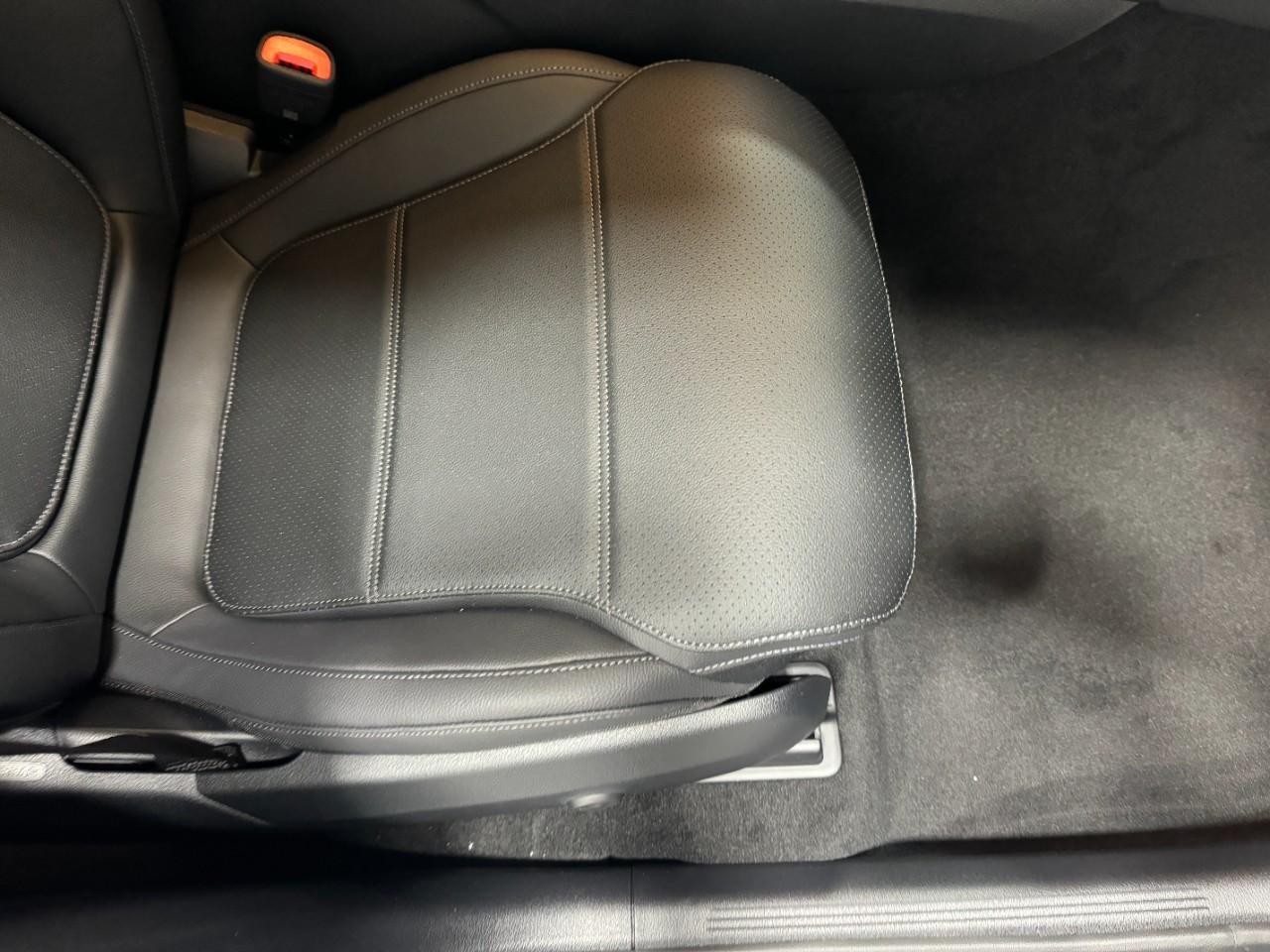 Mercedes-Benz GLC Vehicle Full-screen Gallery Image 18