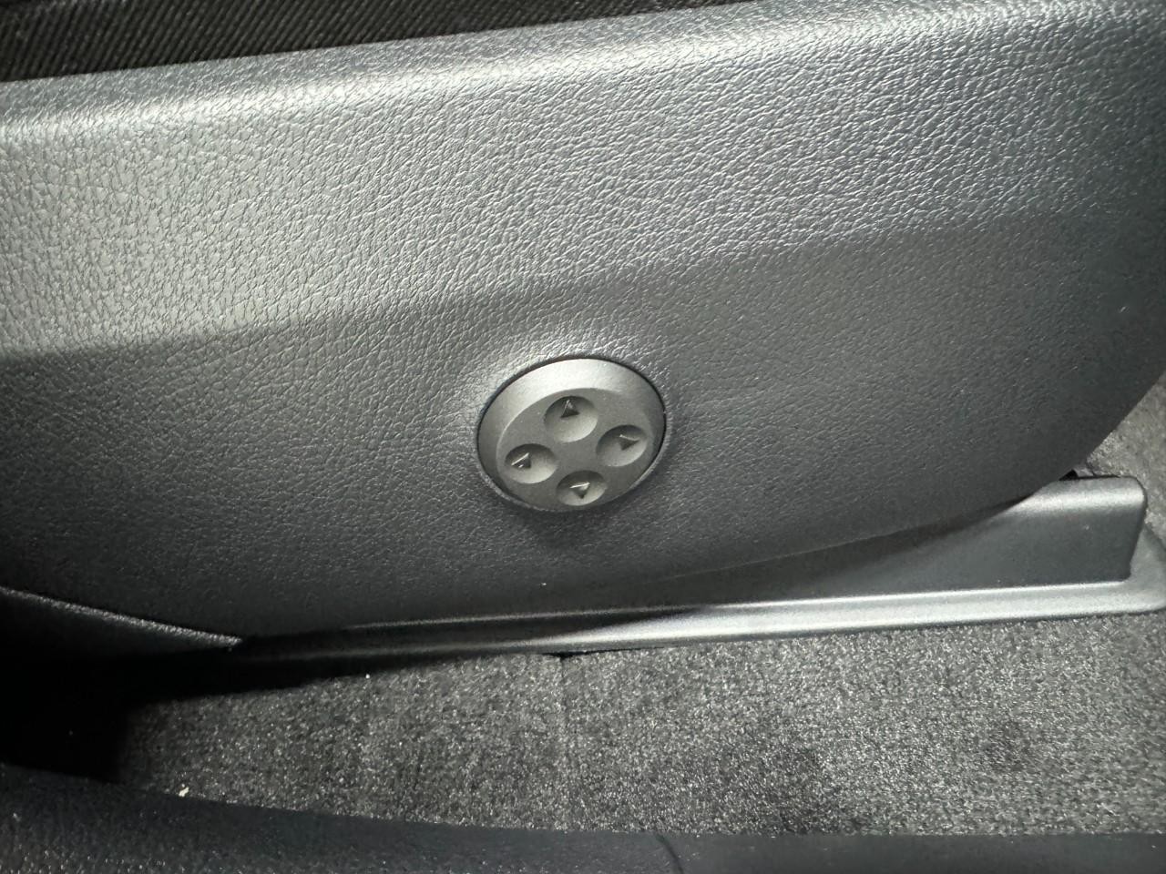 Mercedes-Benz GLC Vehicle Full-screen Gallery Image 19