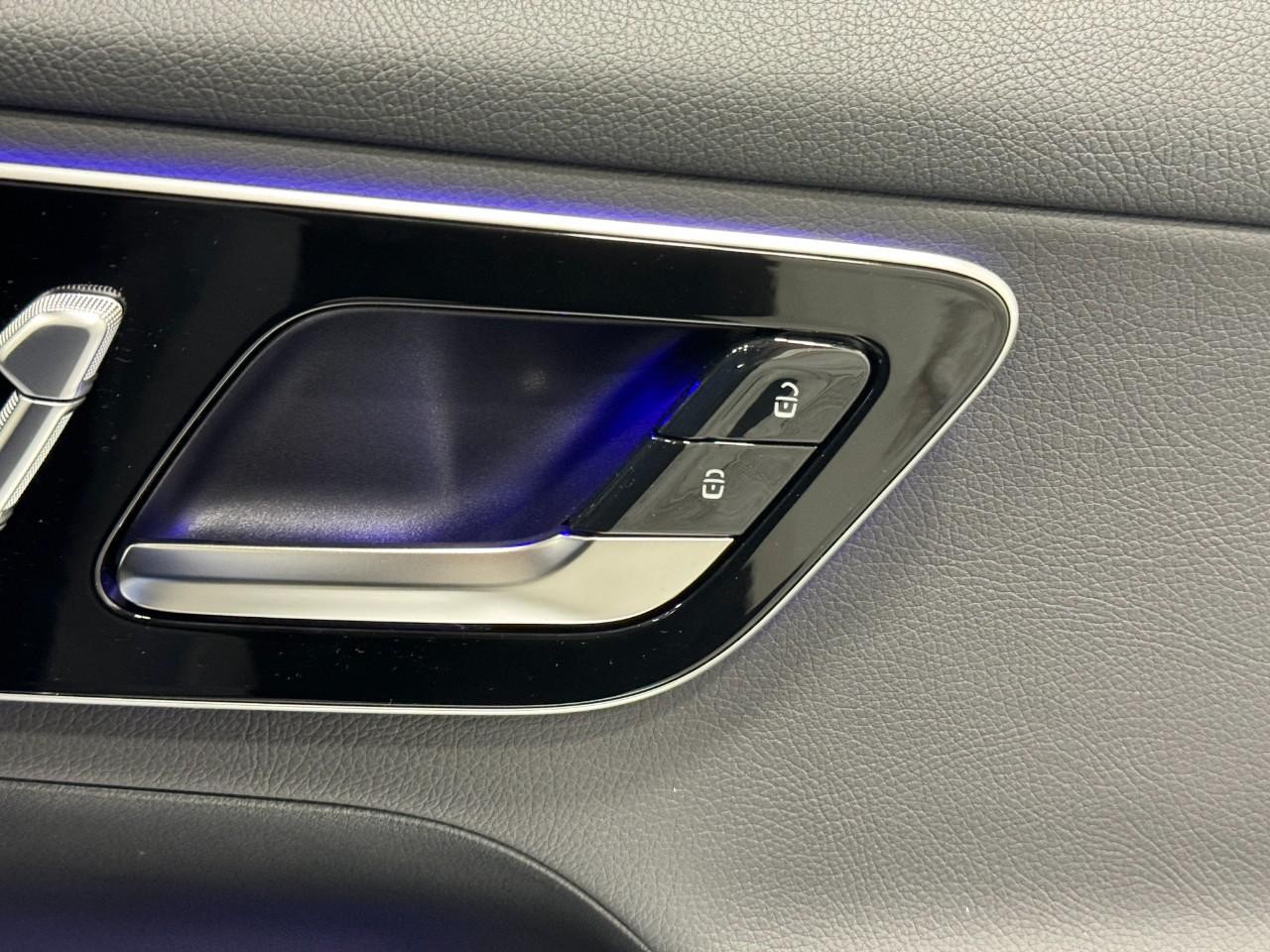 Mercedes-Benz GLC Vehicle Full-screen Gallery Image 21