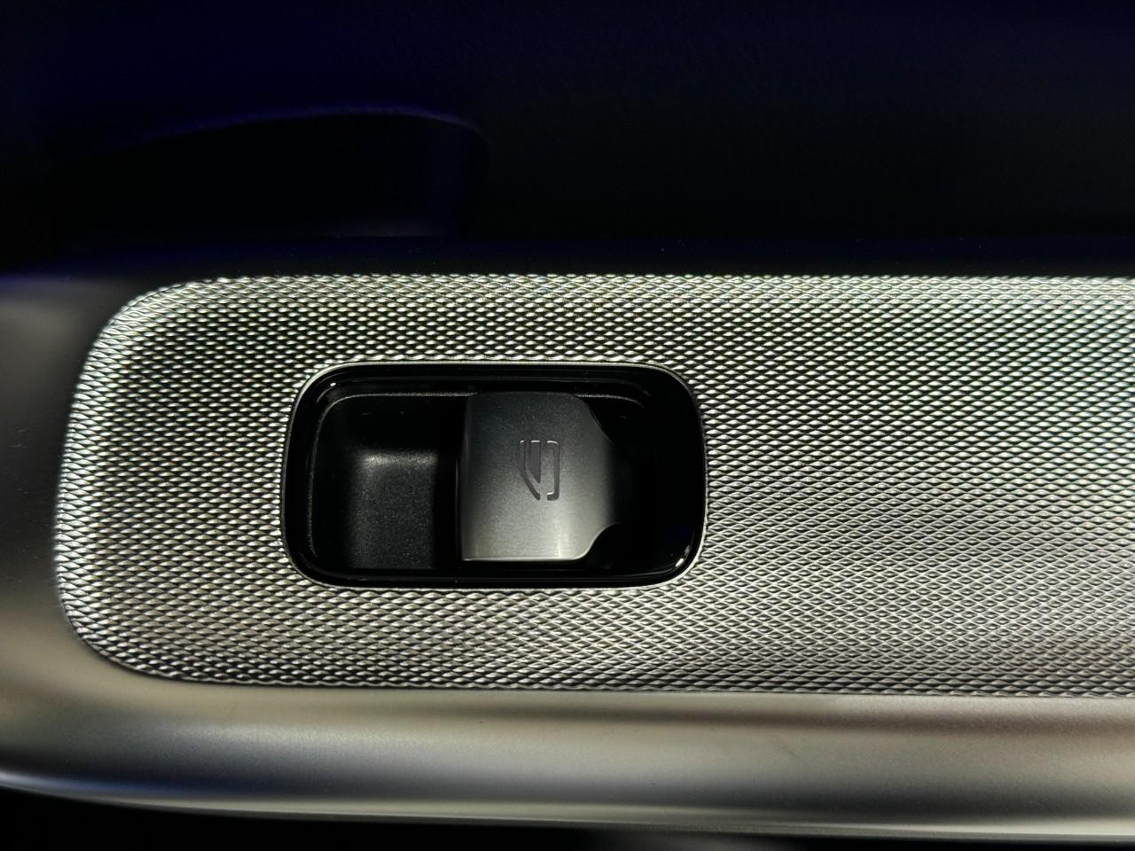 Mercedes-Benz GLC Vehicle Full-screen Gallery Image 22