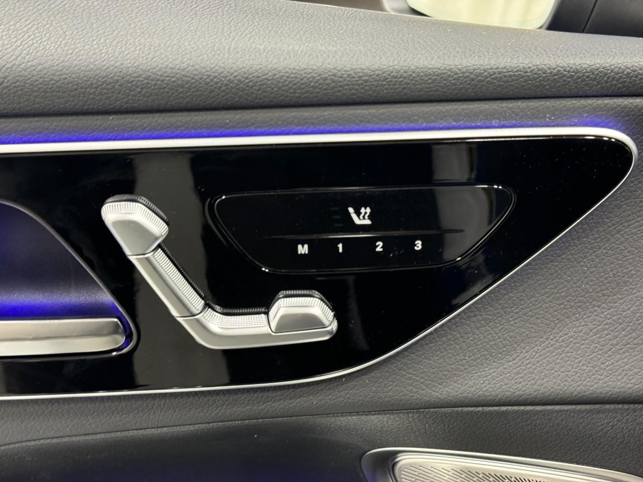 Mercedes-Benz GLC Vehicle Full-screen Gallery Image 23