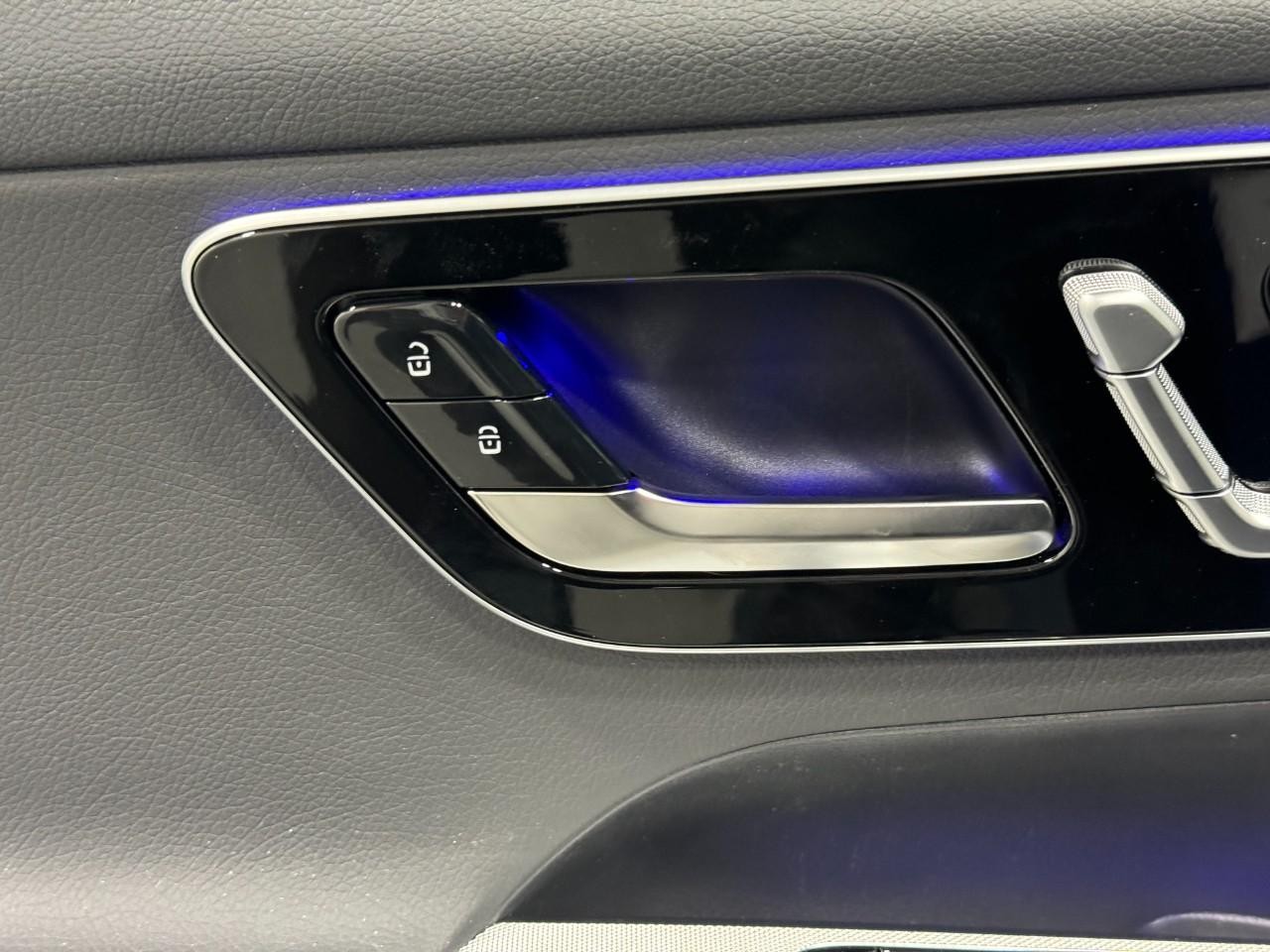 Mercedes-Benz GLC Vehicle Full-screen Gallery Image 24