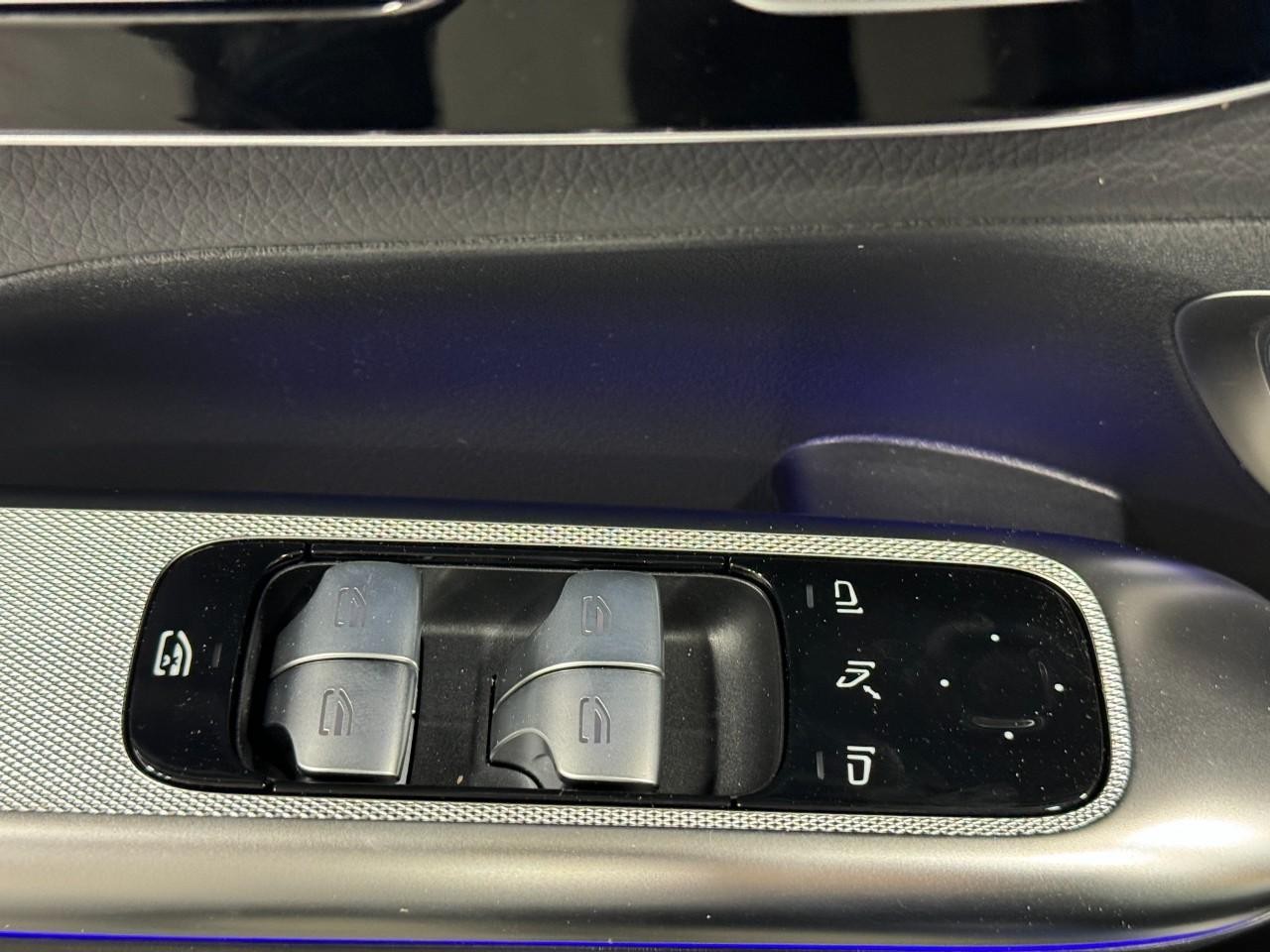 Mercedes-Benz GLC Vehicle Full-screen Gallery Image 25