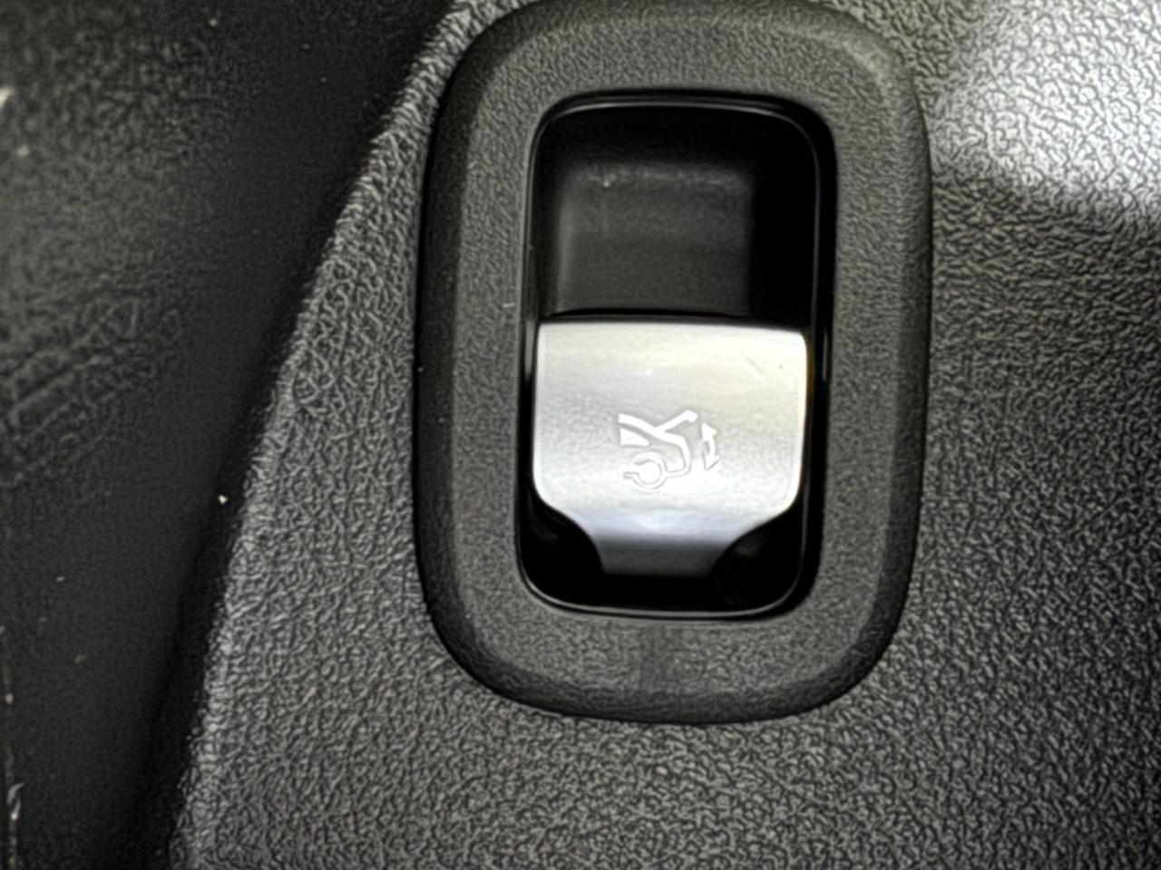 Mercedes-Benz GLC Vehicle Full-screen Gallery Image 26